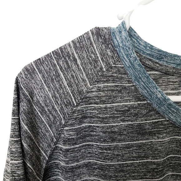 MENS LARGE V-NECK T-SHIRT - Picture 4 of 8